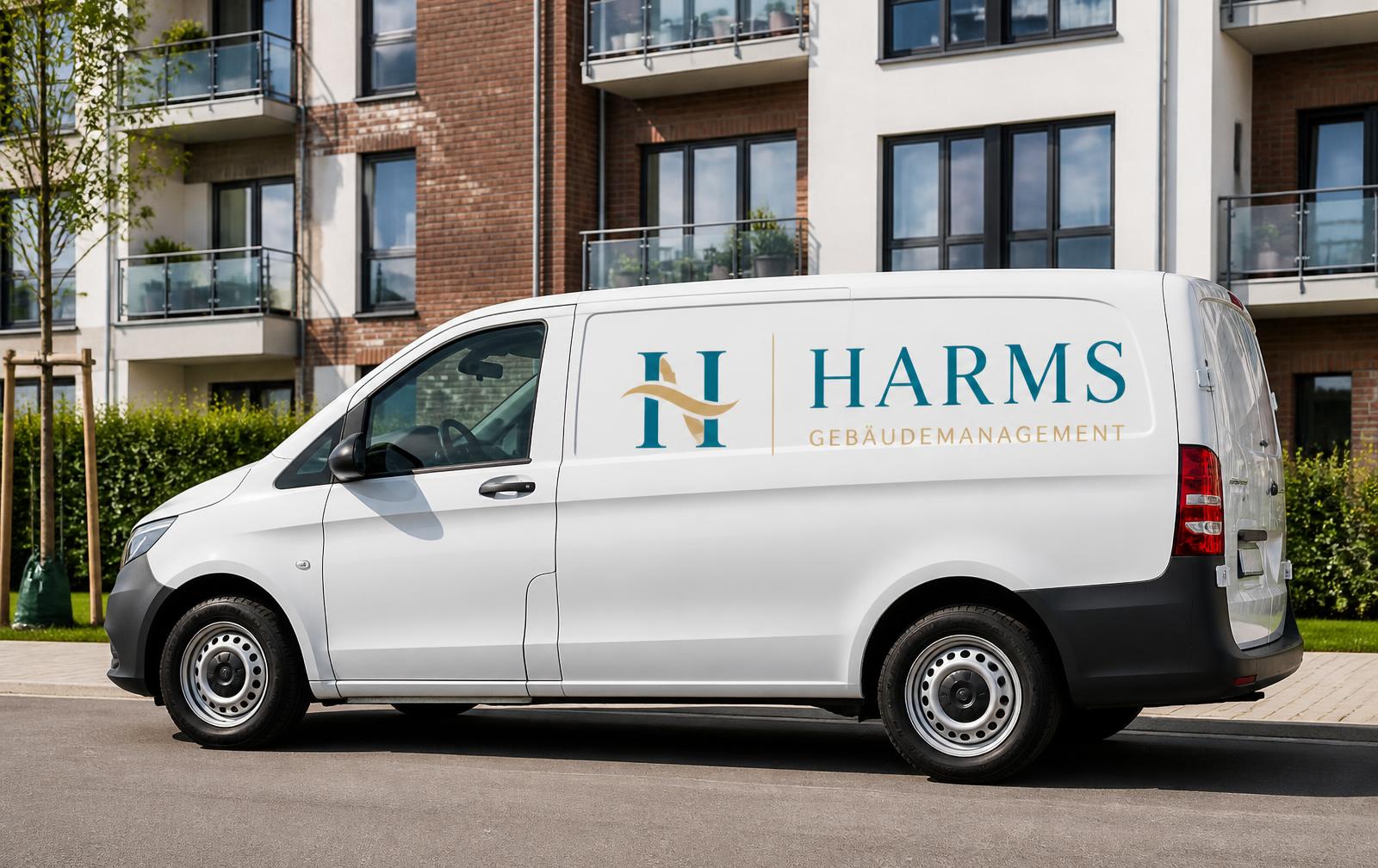 Servicefahrzeug von Harms Gebäudemanagement vor einem Mehrfamilienhaus in Bremen